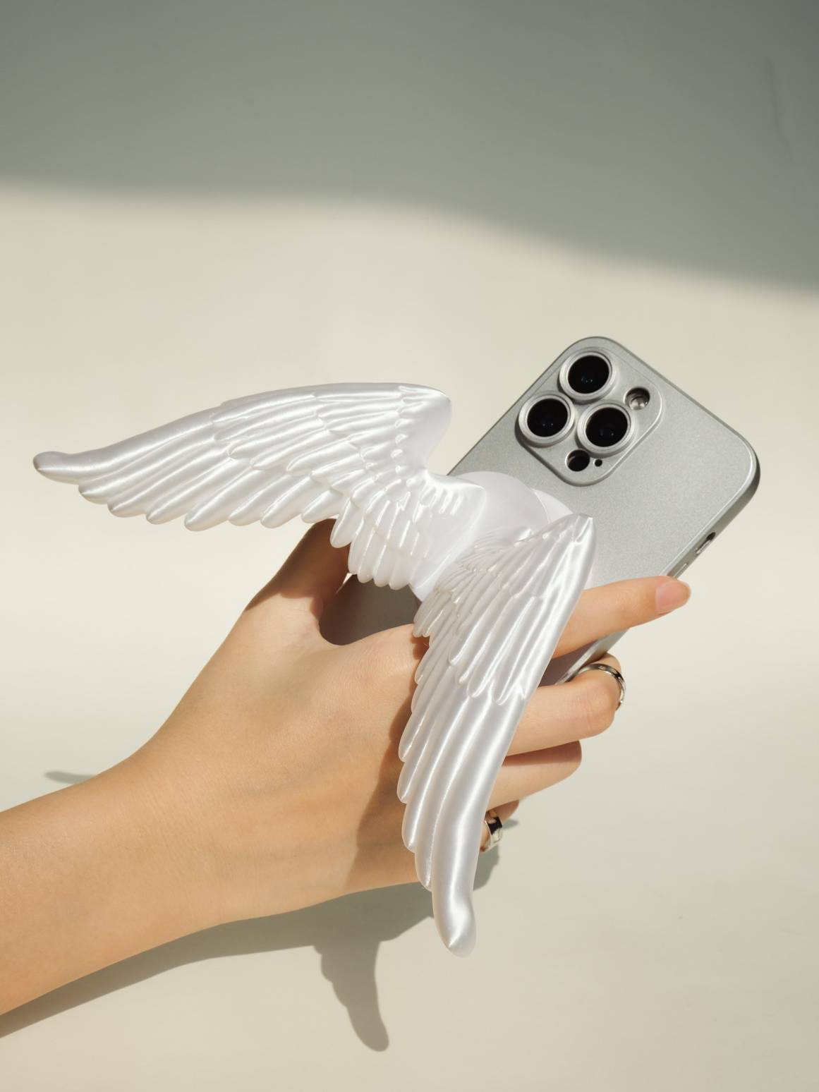ZhuJi Artisan Collection: Winged MagSafe Photogenic Stand - 3D-Printed Shockproof Phone Mount with Flexible Silicone