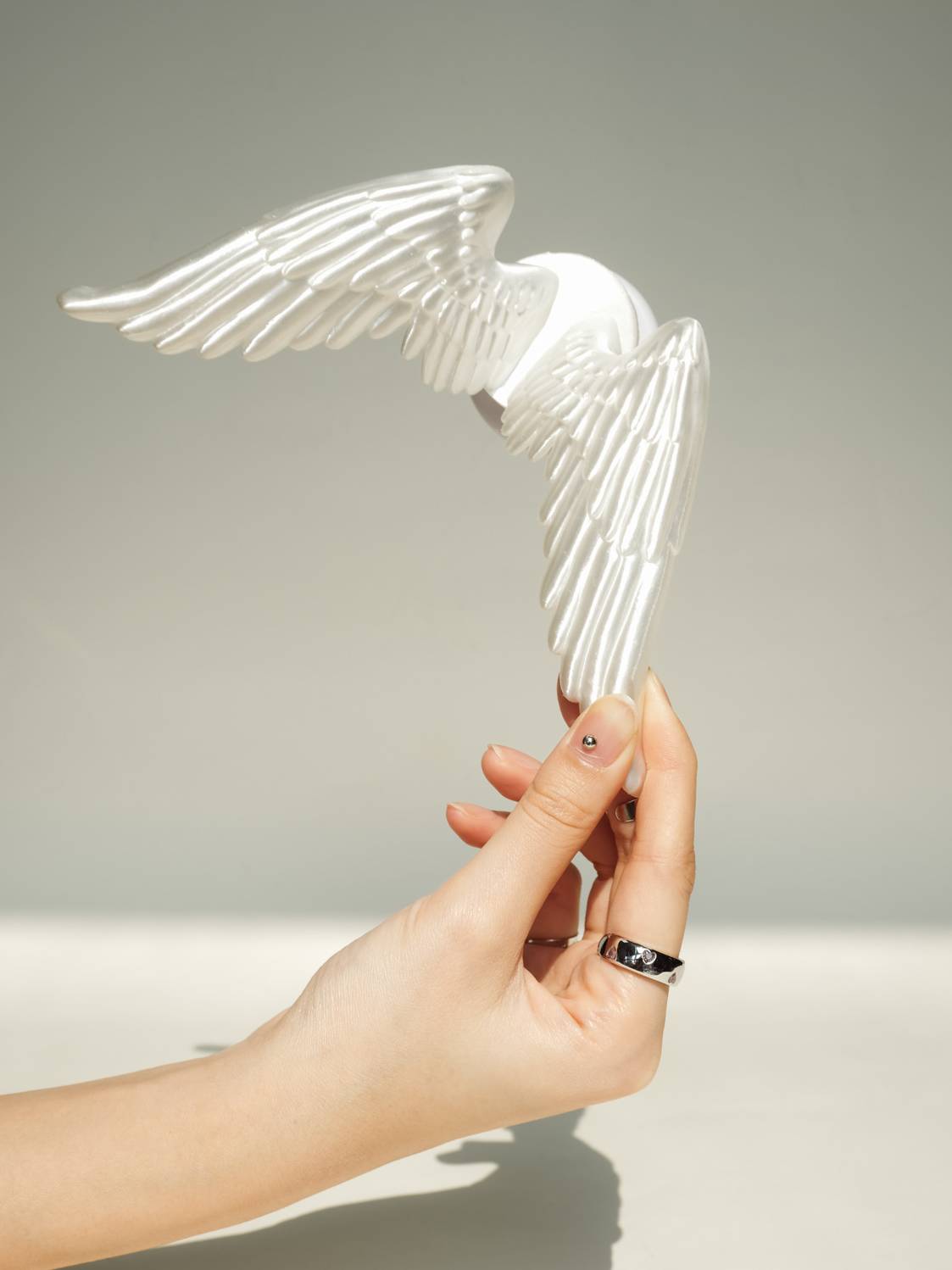 ZhuJi Artisan Collection: Winged MagSafe Photogenic Stand - 3D-Printed Shockproof Phone Mount with Flexible Silicone