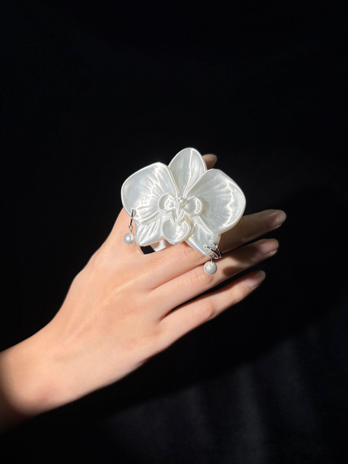 ZhuJi Artisan Collection: Ethereal MagSafe 3D-Printed Orchid Phone Stand - Custom Magnetic Mount with Phalaenopsis Art